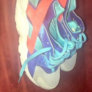 Nike Hurraches Size 7